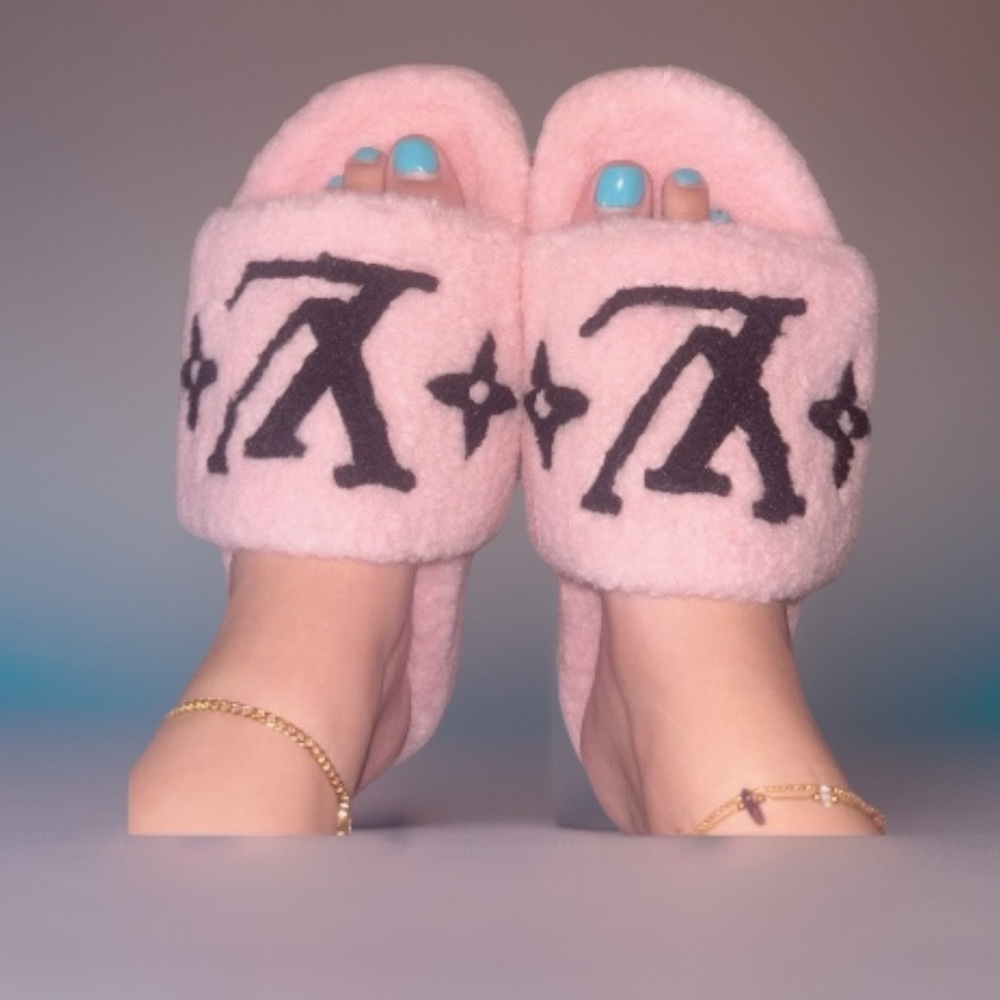 Vibrant Pink Fuzzy Slide Sandals used once QR code available size 8 - Picture 4 of 7